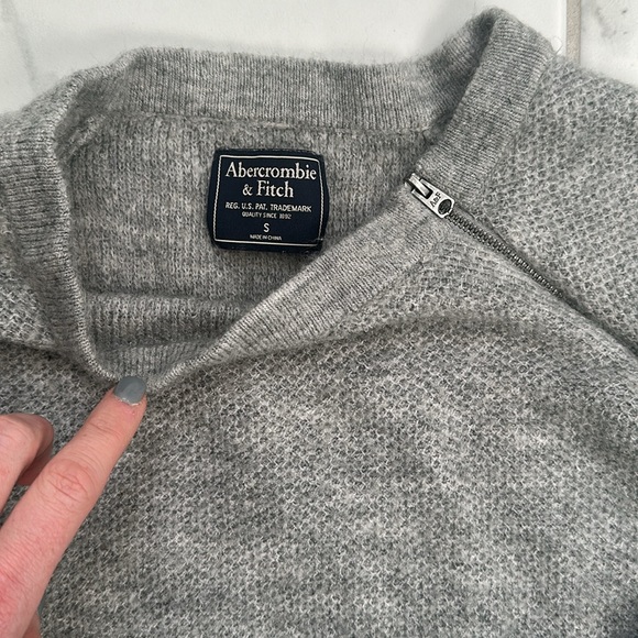 Women’s Sweater - Picture 2 of 3